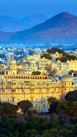 皮丘拉湖畔的乌代布尔城市宫殿，印度