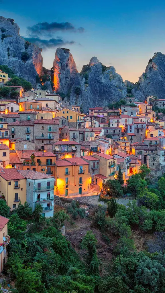 岩山に張り付く美しい村