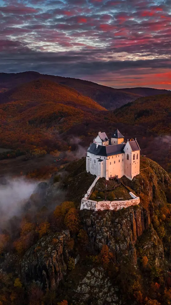 山頂にそびえ立つ歴史的なお城