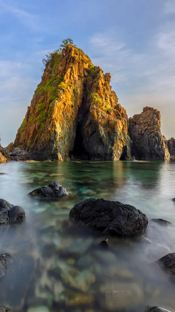 金色の光が降り注ぐ海岸