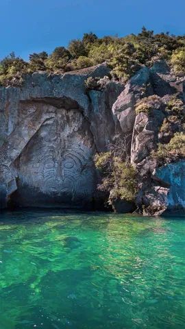 雕刻师在矿山湾创作的岩雕作品，新西兰北岛陶波湖