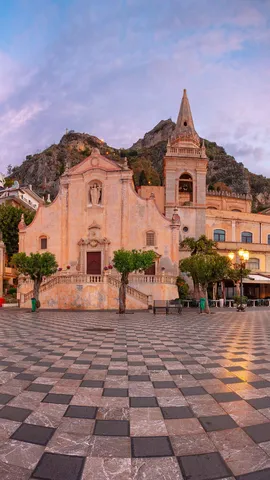 A glowing square of squares