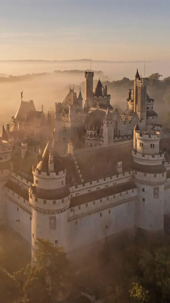 日出时分的古老城堡