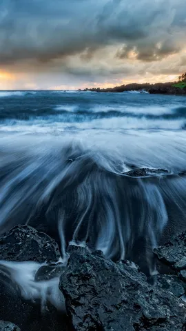 热带天堂的黑沙滩