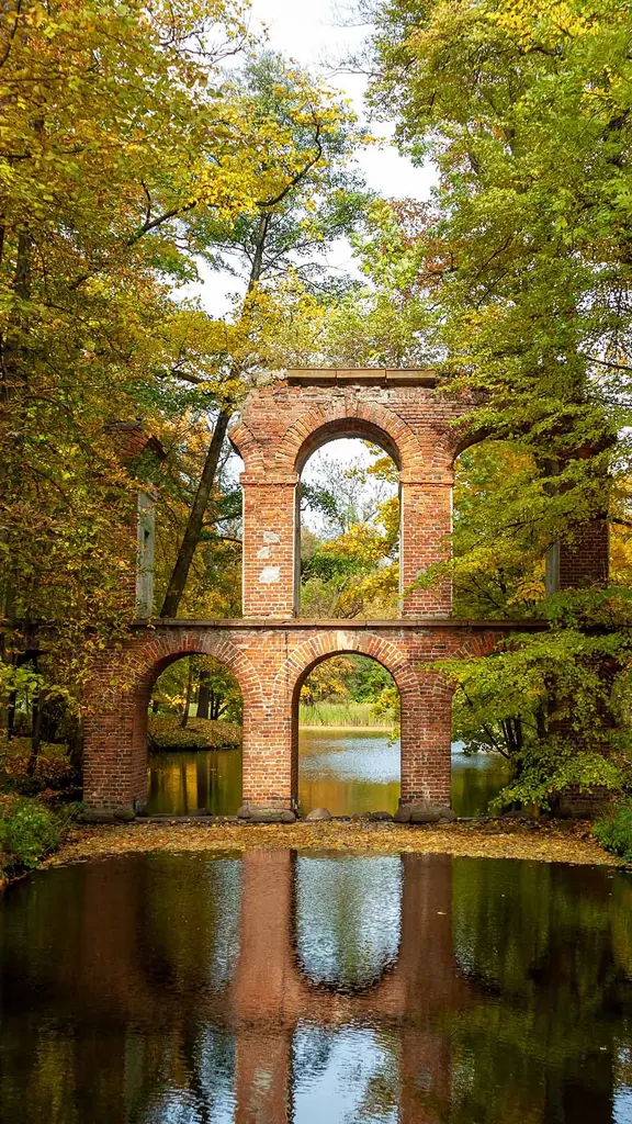Wasser, sowohl &uuml;ber als auch unter der Br&uuml;cke