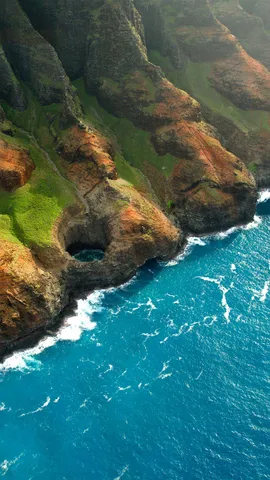 Nā pali海岸上的Bright Eye海蚀洞，夏威夷考艾岛