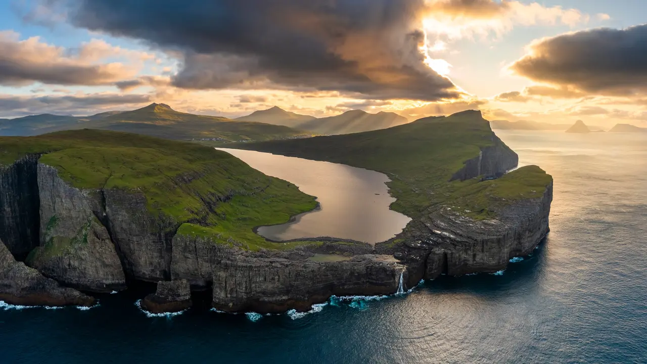 S&oslash;rv&aacute;gsvatn lake, Island of V&aacute;gar, Faroe Islands