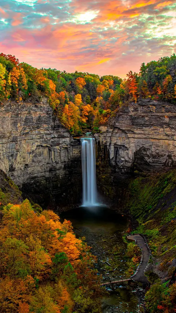 紅葉に彩られた滝