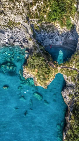 Rouge piment et bleu azur