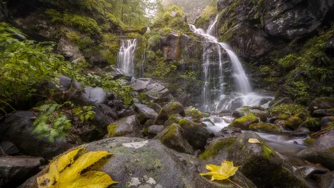 穿过群山的蜿蜒小路