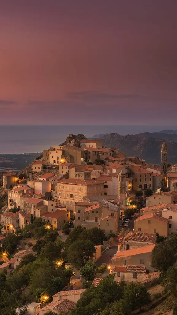 Quand le soir embrasse la montagne corse