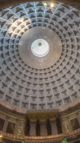 巨大な円形ドームを持つ教会