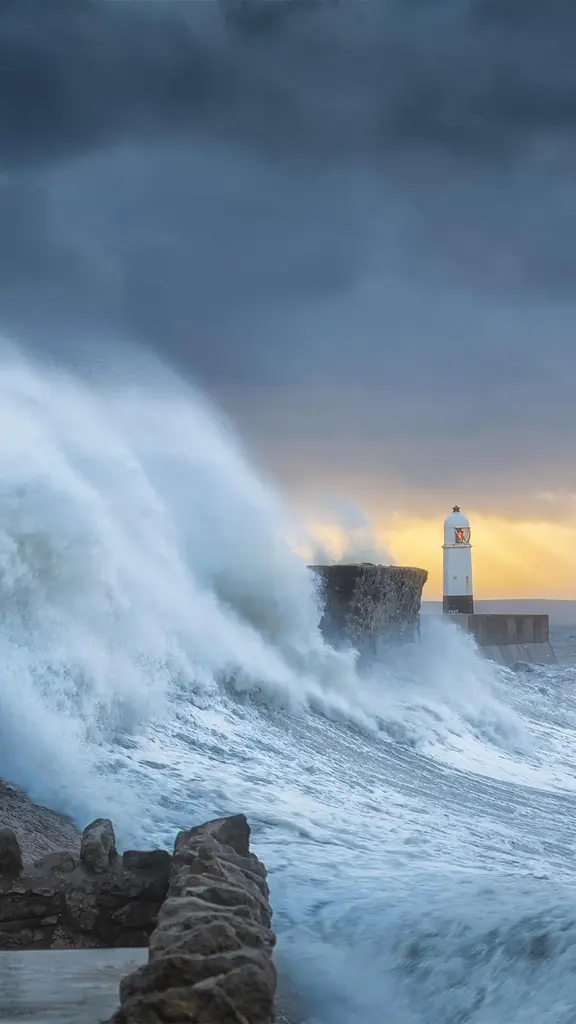 荒波が打ち付ける灯台