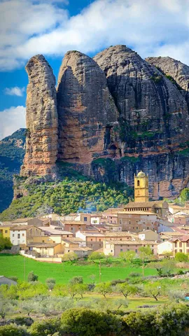 走进迷人小村庄