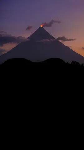 菲律宾马荣山的火山口冒烟