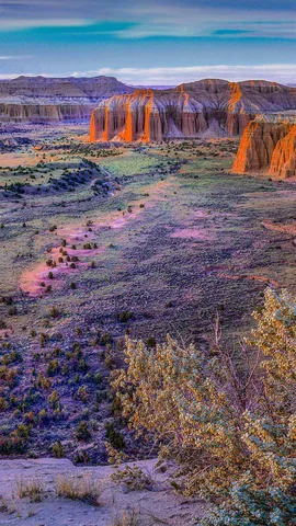 圆顶礁国家公园的大教堂谷，犹他州