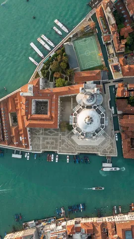 上空から見た聖堂と運河