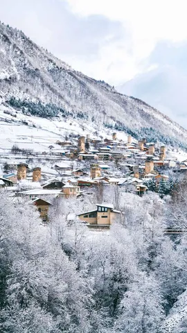 塔が立ち並ぶ町