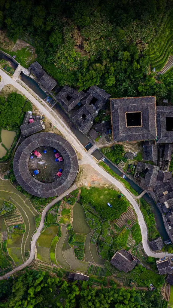 木材と土壁で造られた円形の家屋