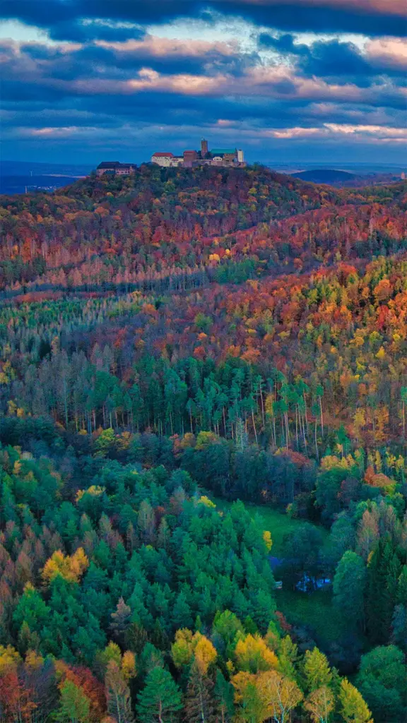 等等，这山上得有座城堡！