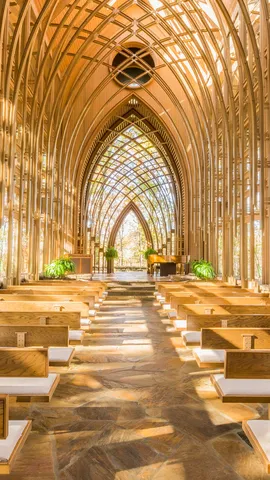 光と影が絡み合うチャペル