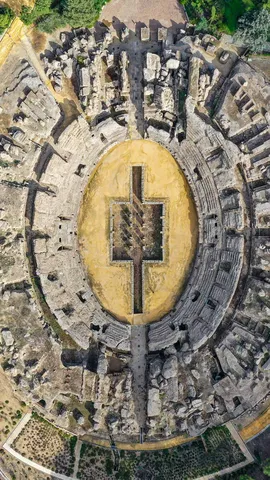 巨大な円形劇場の遺跡